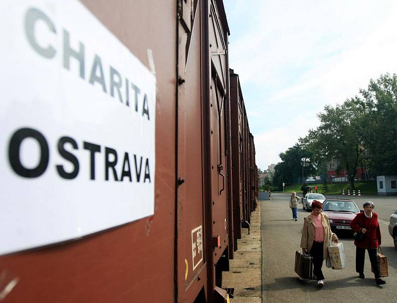 Oblečení, ložní prádlo, deky, obuv a další věci v pondělí po celý den nosili Ostravané na ostravské nákladní nádraží. Charita Ostrava tu ve spolupráci s Diakonií Broumov opět přichystala humanitární sbírku šatstva nazvanou Nepotřebné věci potřebným lidem.