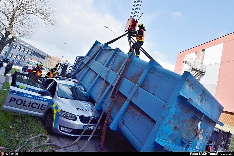 Čtyřtunový kontejner v Ostravě zavalil policejní auto se třemi muži zákona