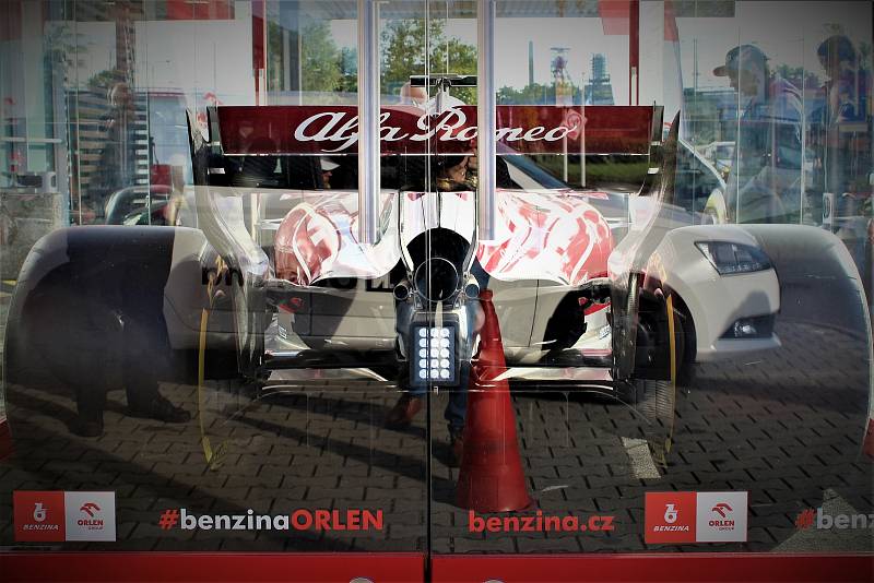 Benzina, Místecká ulice, Ostrava, 24. 9. 2021, monopost formule 1 stáje Alfa Romeo Racing Orlen.