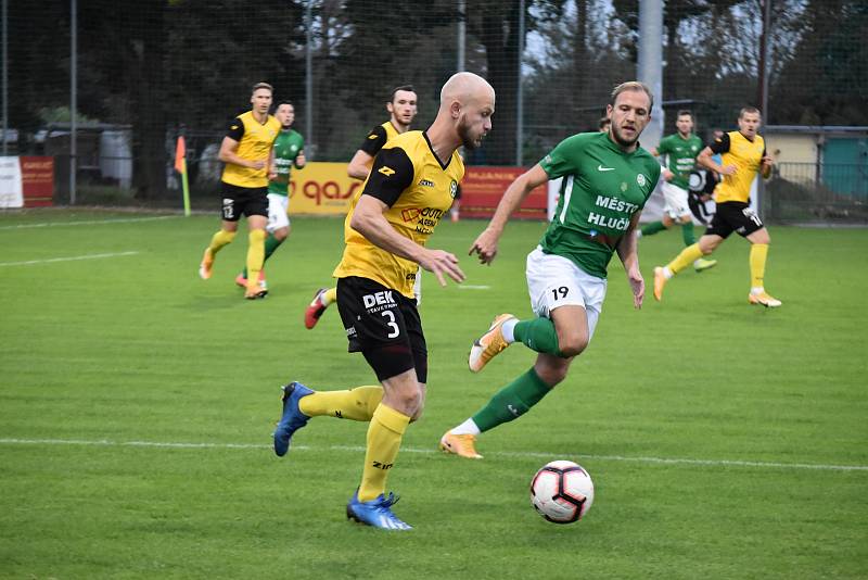 Fotbalisté Petřkovic (ve žluto-černém) při výhře 2:1 v Hlučíně (3. 10. 2020).