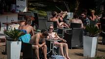 Návštěvníci na letním koupališti v Porubě si užívají teplé dny, 30. července 2018 v Ostravě