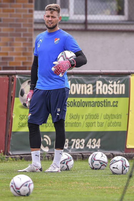 První trénink fotbalového týmu FC Baník Ostrava, 21. června 2021 v Kroměříži. Na snímku gólman Viktor Budinský.