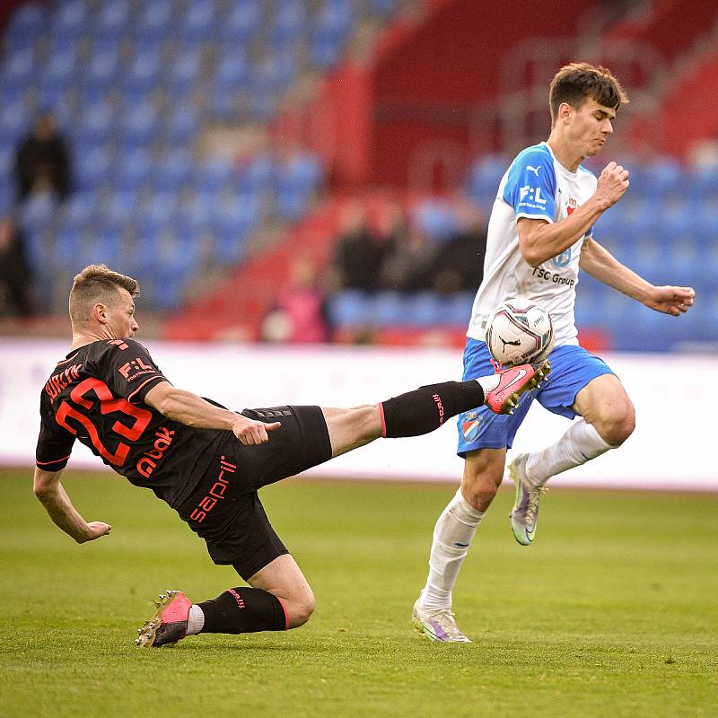 Utkání 30. kola první fotbalové ligy: FC Baník Ostrava - FK Jablonec, 20. dubna 2022 v Ostravě. (zleva) Michal Surzyn z Jablonce a Daniel Smékal z Ostravy.