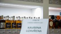 Alkohol v prodejně společnosti SPIRITS ORIGINAL. Nespresso a alkotéka s výběrem více než 300 druhů lahví alkoholu, 26. listopadu 2020 v Ostravě.