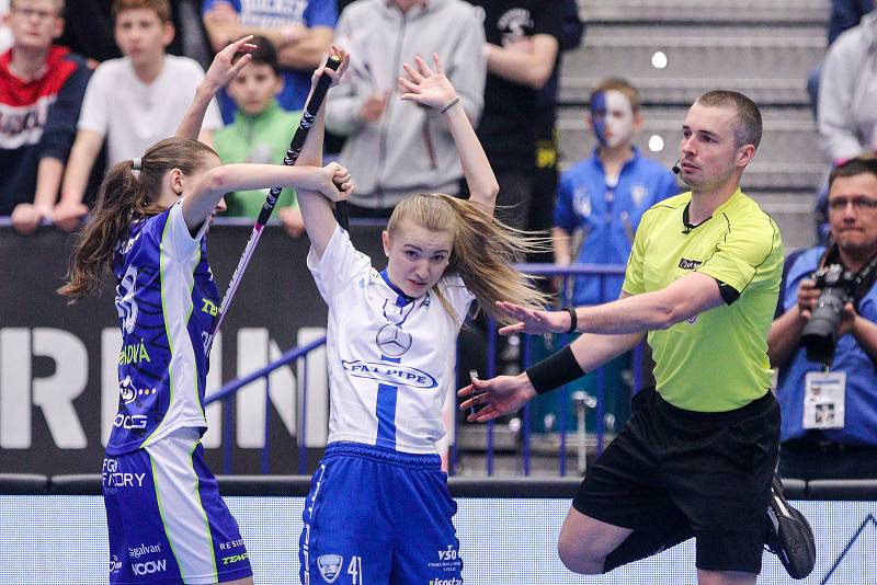 Superfinále play off extraligy žen - 1. SC TEMPISH Vítkovice - FAT PIPE Florbal Chodov, 14. dubna 2019 v Ostravě. Na snímku (zleva) Eliška Planková, Markéta Svačinová.