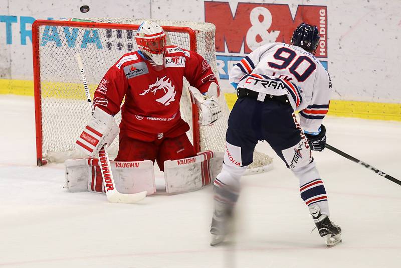 Utkání 34. kola hokejové extraligy: HC Vítkovice Ridera - HC Oceláři Třinec, 12. ledna 2019 v Ostravě. Na snímku (zleva) brankář Třince Šimon Hrubec, Jakub Lev.