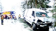 Dodávku Renault musel z porostu ve Starých Hamrech vyprostit až speciální vůz Bizon.