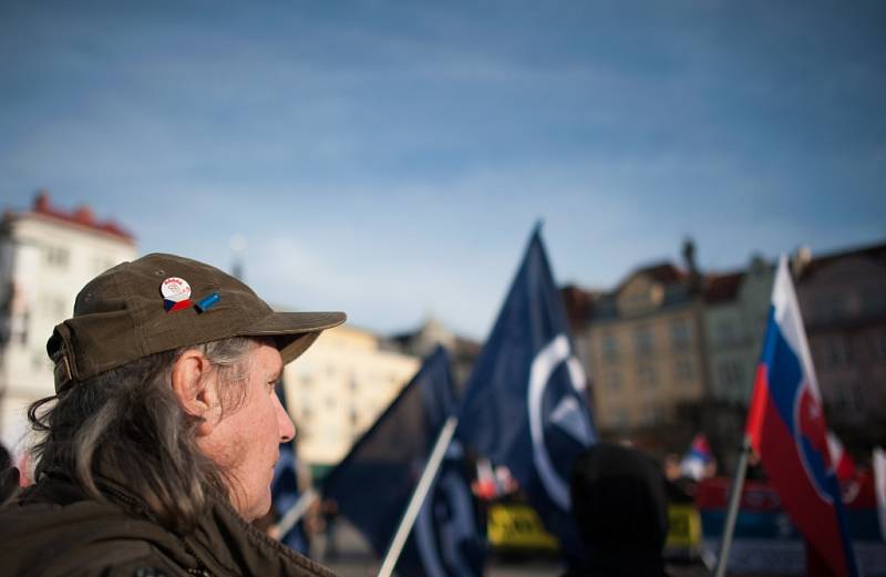 Demonstrace Dělnické mládeže v centru Ostravy. 