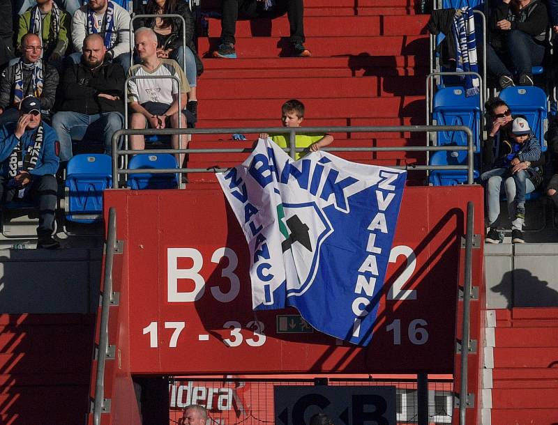 Fotbalisté Baníku Ostrava (v bílém) proti Slovácku