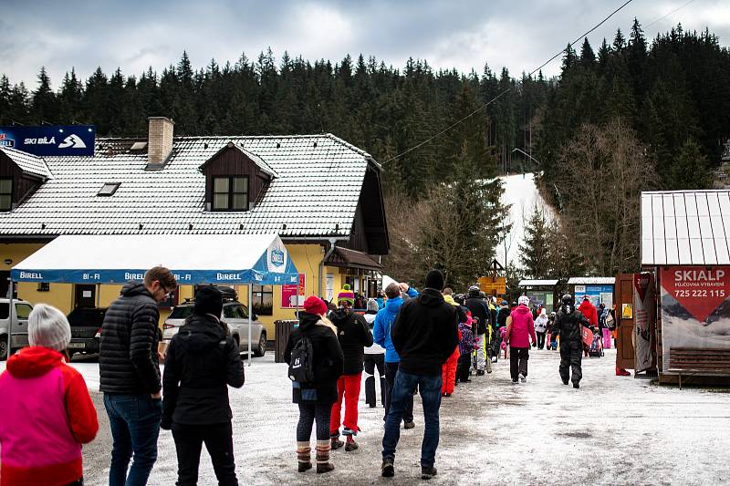 Poslední den otevření sjezdovek. Od 27. prosince musí provozovatelé ukončit provoz lyžařských vleků kvůli vládnímu opatření v souvislosti s pandemií Covid-19. 26. prosince 2020 na Bílé.