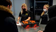 Zákazníci čekali na prodej limitované edice bot Nike Air Jordan 1 Retro High OG před prodejnou Queens na Stodolní ulici v Ostravě. Někteří čekali před obchodem s peřinami a židlemi přes noc. Do prodeje šlo pouze 20 kusů.