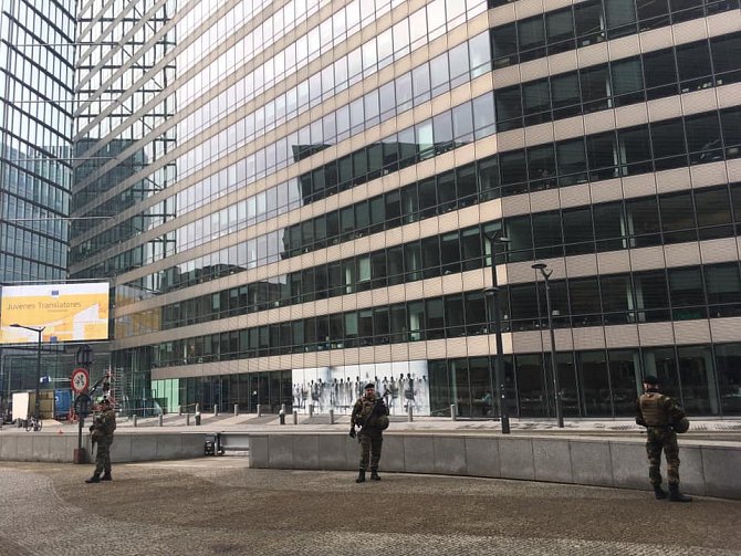Bezpečnost je v Bruselu na prvním místě. Ozbrojení vojáci hlídají evropské instituce i jiné části města.