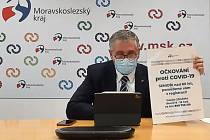 Hejtman Moravskoslezského kraje Ivo Vondrák ukazuje informativní leták k očkování pro seniory