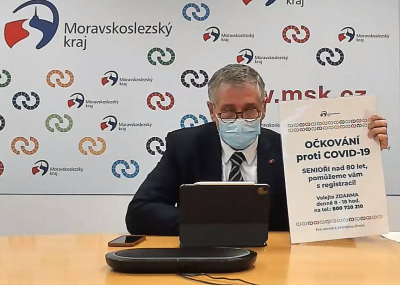 Hejtman Moravskoslezského kraje Ivo Vondrák ukazuje informativní leták k očkování pro seniory