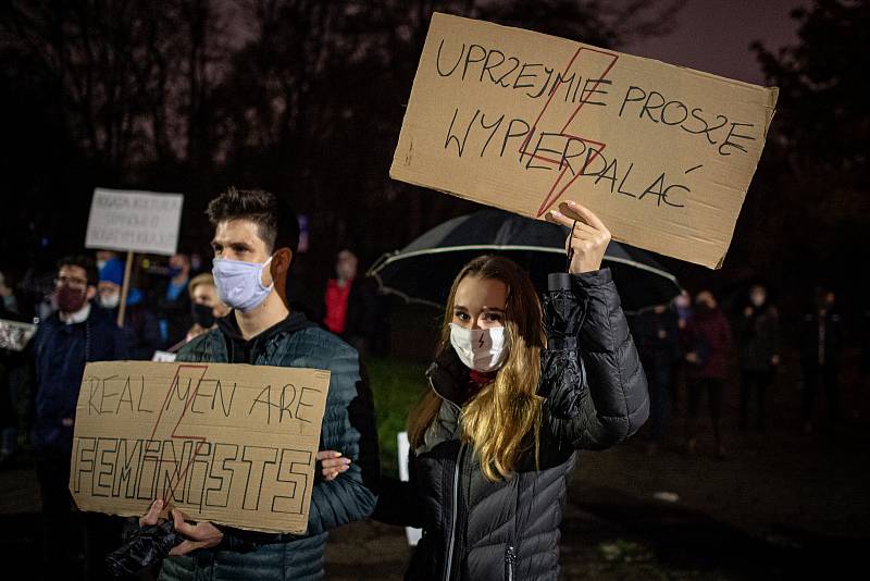 Nahoře transparent s nápisem: „Upřímně prosíme, táhněte“.