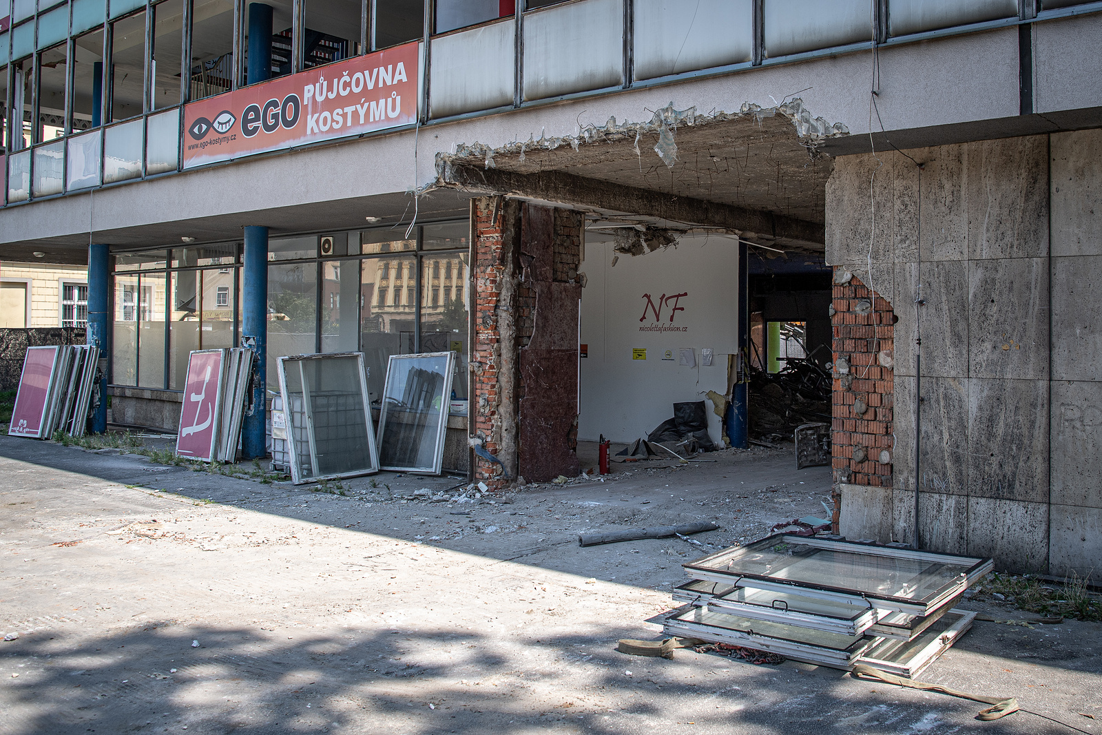 Změna v centru Ostravy. Další kdysi "živá" budova jde postupně k zemi -  Moravskoslezský deník