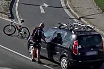 Kamery zachytily, jak se naštvaný cyklista dobývá do auta, jehož řidička na něj zatroubila.