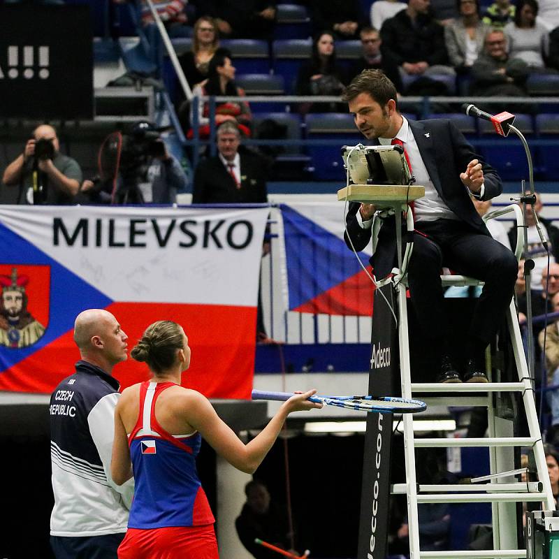 Utkání kvalifikace Fedcupového poháru Česká republika - Rumunsko, dvouhra, 9. února 2019 v Ostravě. Na snímku (zleva) nehrající kapitán Petr Pála, Karolína Plíšková.