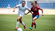 Mistrovství Evropy ve fotbale žen U19 - Česká Republika - Francie, 27. června 2022 v Ostravě. (zleva) Marion Haelewyn z Francie a Kim Dinh Thanhová z Česka.