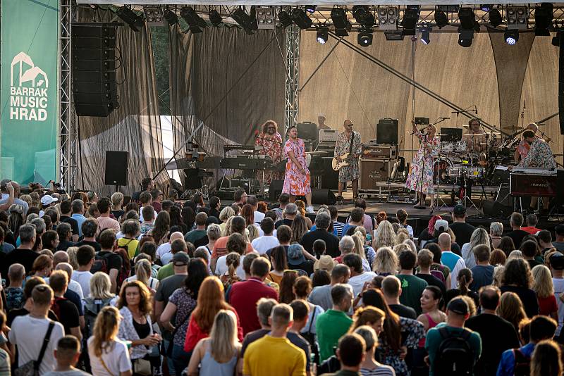 Open air koncert kapely Monkey Business v rámci Barrák music hradu, který se uskutečnil na Sleszkoostravském hradě, 1. července v Ostravě.