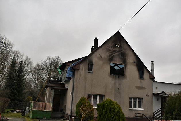 Policie ze zapálení domu v Ostravě-Martinově podezírá syna majitelů, je na útěku