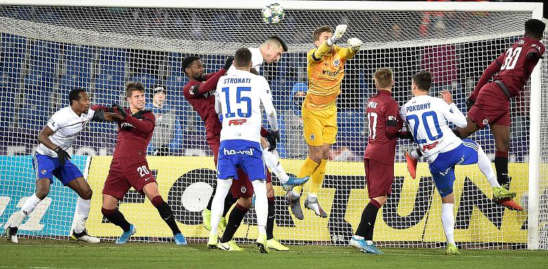 Utkání 20. kola první fotbalové ligy: Baník Ostrava - Sparta Praha, 14. prosince 2019 v Ostravě. Na snímku (střed) Constant Georges Mandjeck a Robert Hrubý.