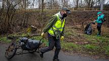 Pojďte s námi uklízet Ostravu. To byla dobrovolnická akce, jejíž cílem bylo uklidit okolí od odpadků a nepořádku kolem Slezskoostravského hradu, 17. dubna 2021 v Ostravě.