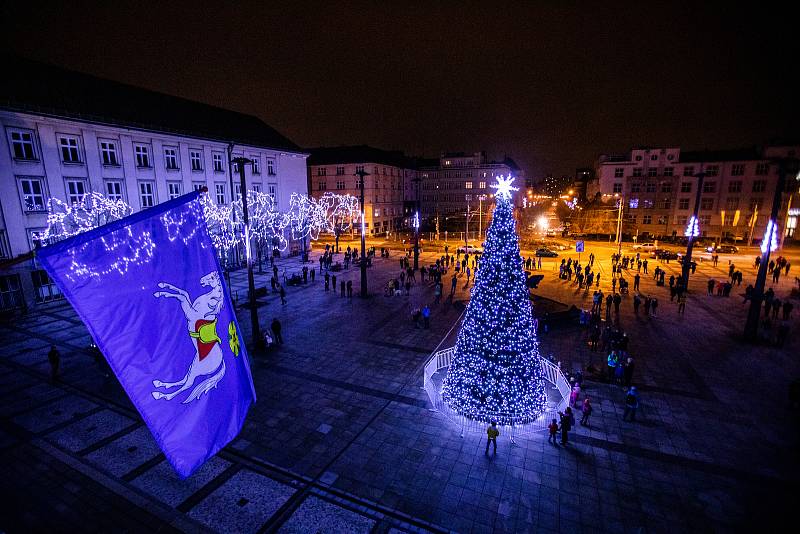 Vánoční strom na Prokešově náměstí v Ostravě.