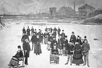 Ostravští bruslaři na přírodním kluzišti na zamrzlé Ostravici koncem 70. let 19. století.