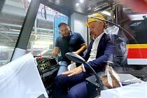 Ředitel Dopravního podniku Ostrava Daniel Morys při prohlídce nových tramvají v plzeňském výrobním závodě společnosti Škoda Transportation.