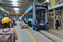 V Plzni finišuje výroba a montáž prvních tramvají nové řady Škoda ForCity Smart. Ty měly v Ostravě začít jezdit už před rokem, kvůli covidu se však jejich výroba pozdržela.
