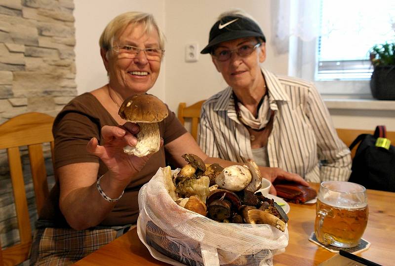 TURISTKY z Ostravy radující se nad svým úlovkem z Morávky v renovované výletní restauraci U Bebka.