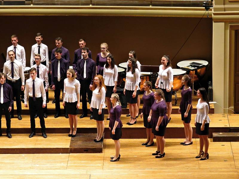 Smíšený pěvecký sbor novojičínského gymnázia vystoupil v úterý 2. dubna na Česko japonském koncertě v Dvořákově síni pražského Rudolfina.