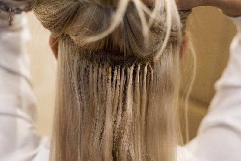 Dominika Bittner Jandačová si nechává vlasy pravidelně upravovat. Dvě tři řady odspodu a maximálně čtyři po bocích. Takto vypadají navázané vlasy pomocí keratinu. Nesmí být vidět, ani když se stáhnou do copu či drdolu. 