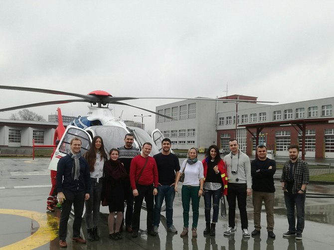 Účastníci projektu si prohlédli zásahovou techniku moravskoslezských záchranářů včetně vrtulníku.