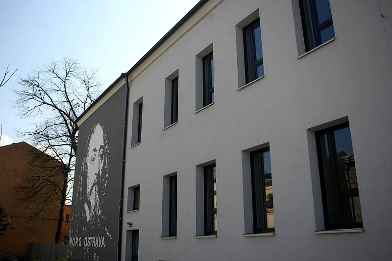 Základní škola a gymnázium PORG sídlí v budově bývalé Základní školy Rostislavova ve Vítkovicích.