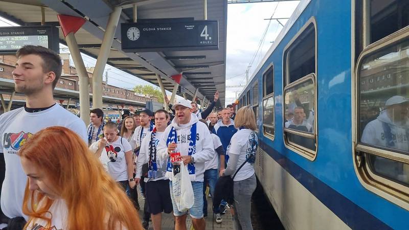 Fanoušci Baníku odjíždějí vlakem do Olomouce.