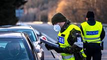 Policie ČR a vojáci kontrolují, jestli lidé dodržují nová protiepidemická opatření omezující volný pohyb mezi okresy.