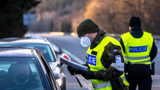 Policie ČR a vojáci kontrolují, jestli lidé dodržují nová protiepidemická opatření omezující volný pohyb mezi okresy.