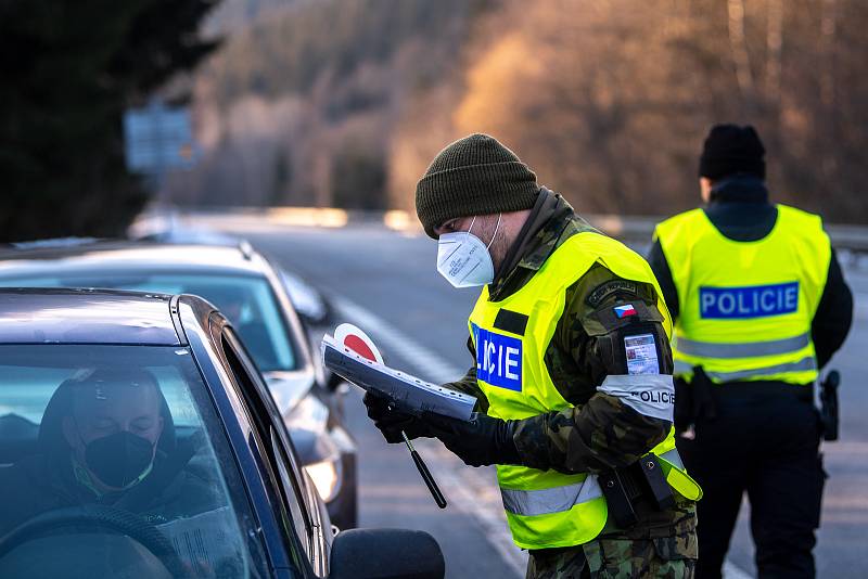 Policie ČR a vojáci začali nařízením vlády ČR kontrolovat, jestli lidé dodržují nová protiepidemická opatření omezující volný pohyb mezi okresy. 6. března 2021 na Horní Bečvě.