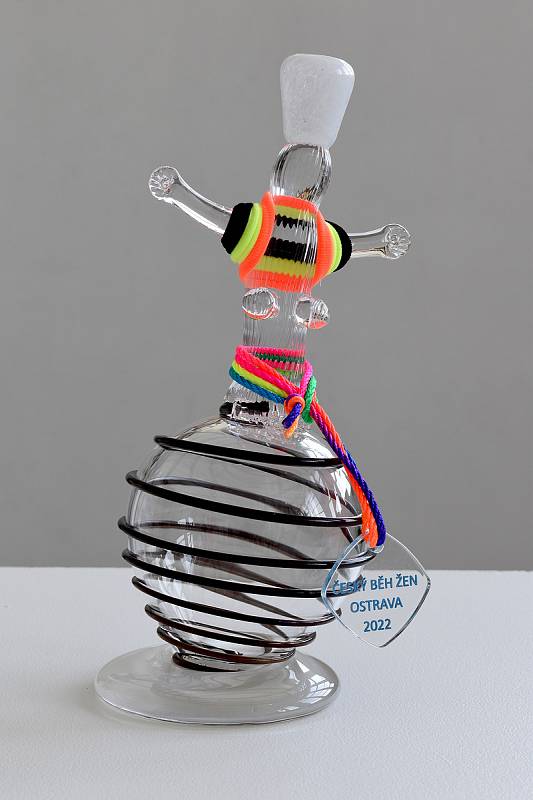 Nové skleněné trofeje pro jubilejní 10. ročník Českého běhu žen v Ostravě, které inspirovala lidová hračka káča. Foto: SSK Vítkovice