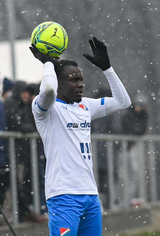 Fotbalisté Baníku Ostrava prohráli přípravné utkání s druholigovým Prostějovem 0:1. (6. ledna 2021, Ostrava). Na snímku gambijský obránce Muhammed Sanneh.