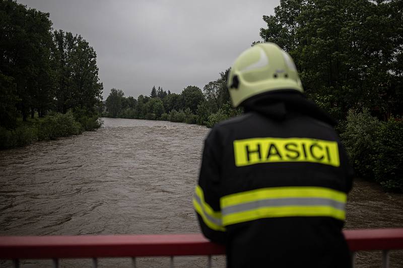 Velké drama se odehrálo v neděli 21. června 2020 ve Frýdku-Místku. Muž se dvěma dětmi se vydal na raftu na vodu. Plavidlo se převrhlo. Vytáhnout je museli hasiči.