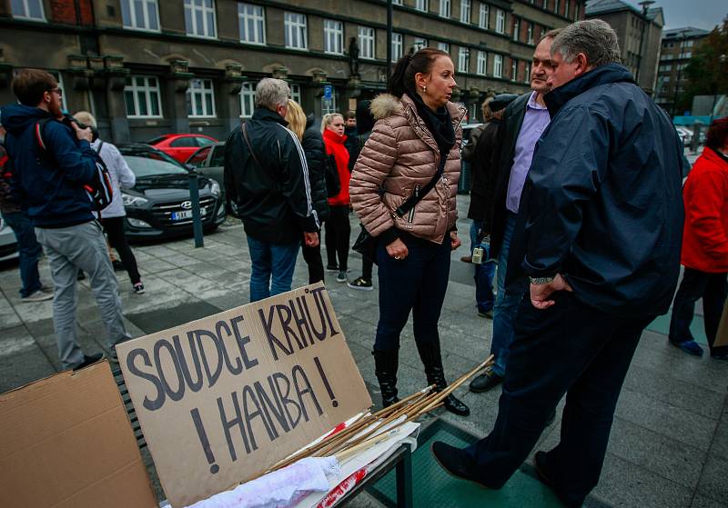 Necelá desítka obyvatel někdejších havířských bytů přišla na demonstraci svolanou ve středu na podporu jejich práv.