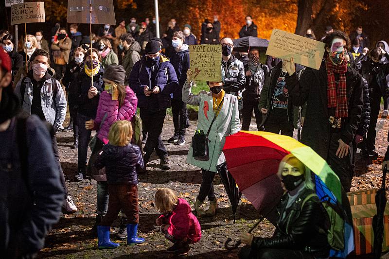 V polském Krakově pokračují protesty proti rozhodnutí ústavního soudu, které v Polsku zavádí téměř úplný zákaz potratů.