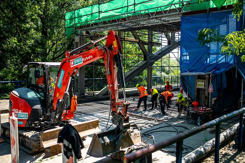 Oprava historického uzavřeného mostu přes řeku Odru u Outlet Arény Moravia. 19. června 2021 v Ostravě.