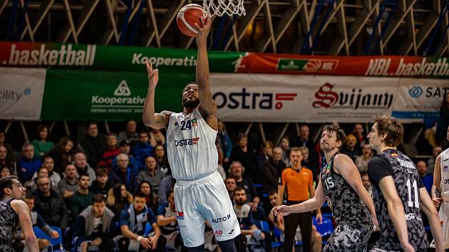 NH Ostrava - Hradec Králové (22. kolo NBL, 4. 2. 2023). Nejlepším střelcem byl domácí Malik Morgan (s míčem), autor 25 bodů.