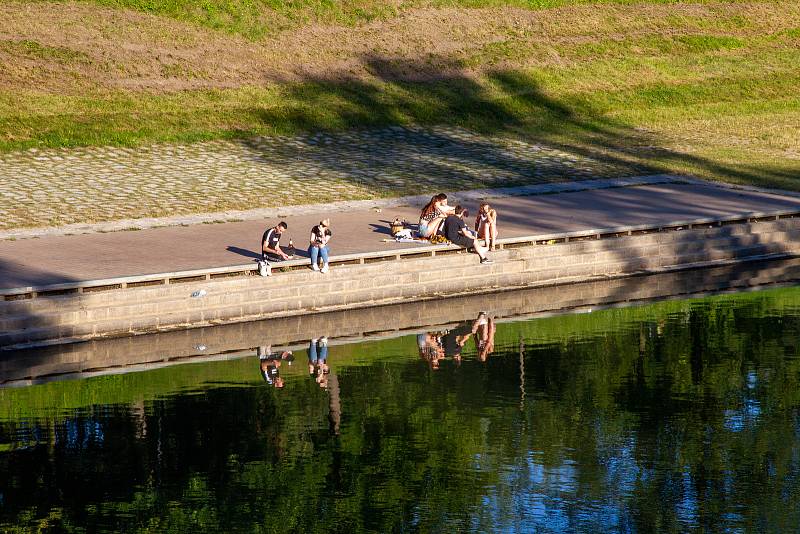 Lidé užívající si víkend v Komenského sadech a u řeky Ostravice, 1. srpna 2020.