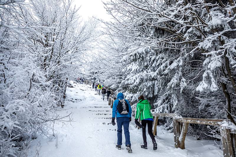 Sněhová nadílka přilákala 9. ledna 2021 návštěvníky na Pustevny v Beskydech.