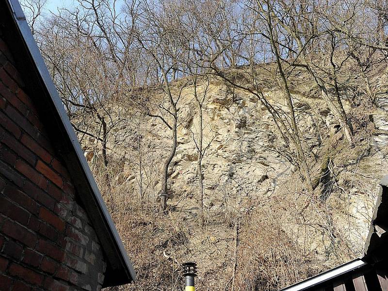 Na rodinný dům v ulici Pod Landekem v Petřkovicích se v noci ze středy na čtvrtek ze skály sesunulo pět nejméně stokilových balvanů. 